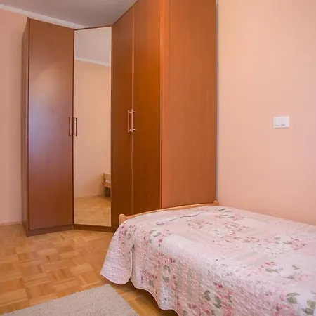 Lorena Radosi With Balcony Apartment Poreč