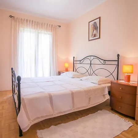 Apartment Lorena Radosi With Balcony Porec